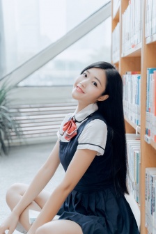 伸进班花衣服揉捏丰满浑圆